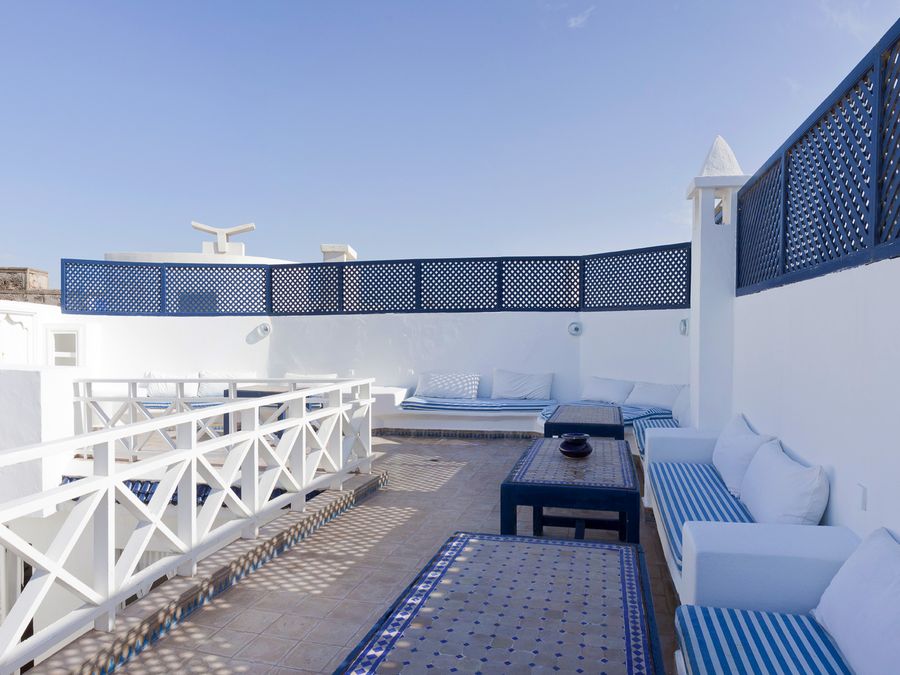 Toit-terrasse blanc et bleu dans la médina