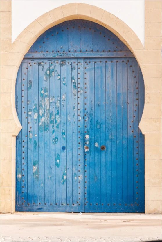Porte bleue en arc dans la médina d'Essaouira