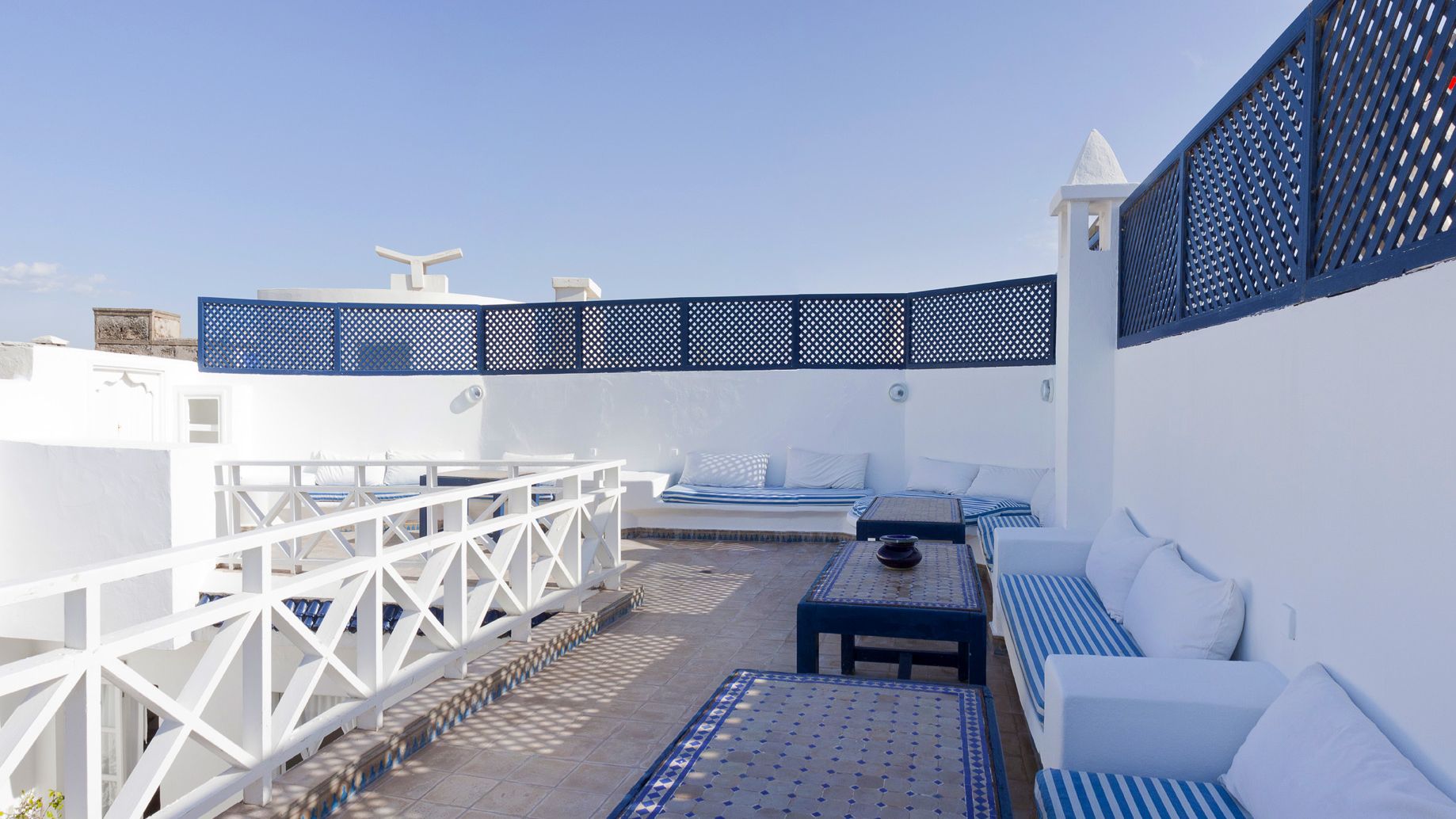 Terrasse blanche et bleue sur les toits de la médina