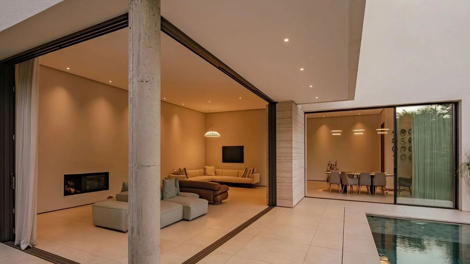 Salon lumineux d'une villa contemporaine ouvert sur la piscine